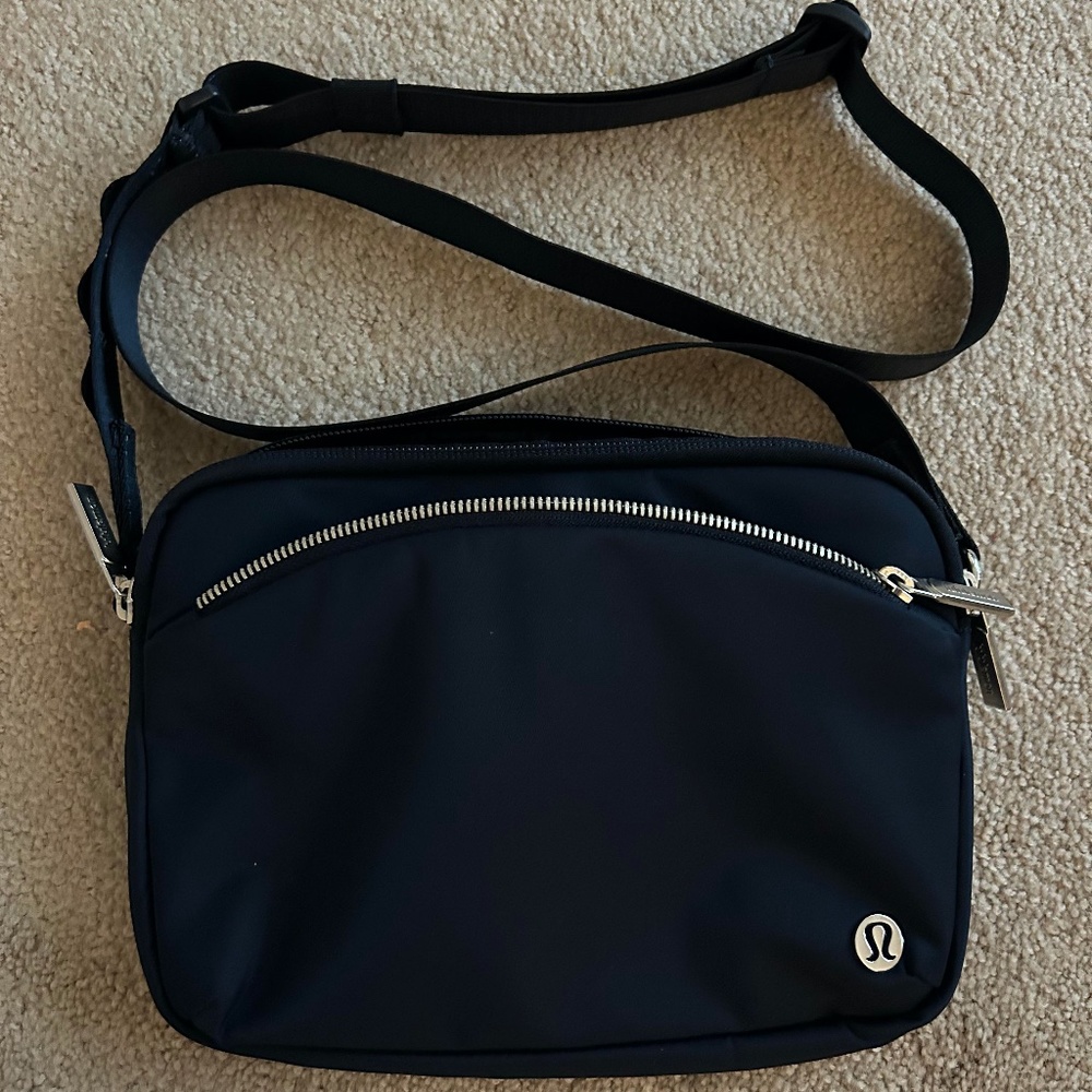 City Adventurer Crossbody Bag 2.5L- Navy